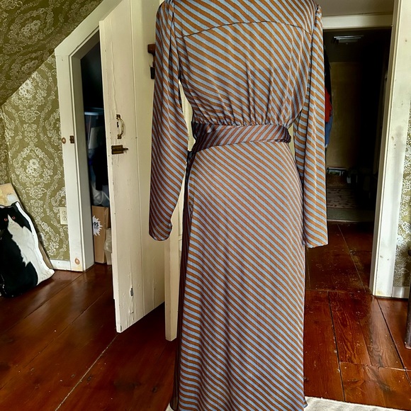 Silky wrap dress by L.K.Bennett, Kate Middleton’s favorite designer. - Picture 3 of 9